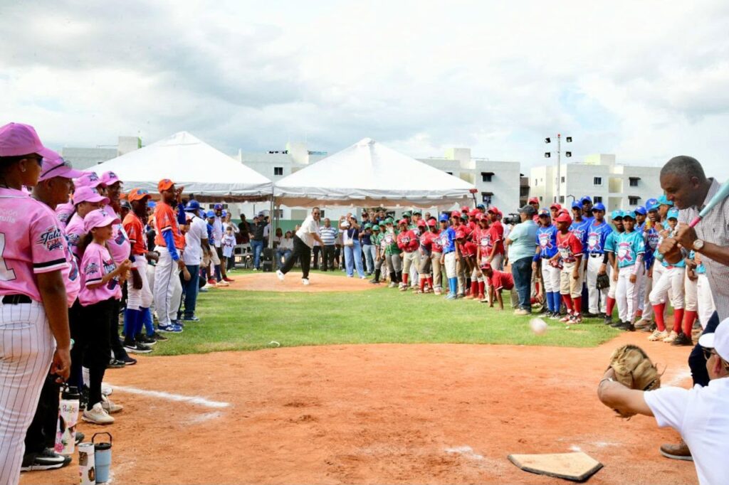 Fundación Macarrulla homenajea a 16 atletas dominicanos en la Copa Macarrulla 2026