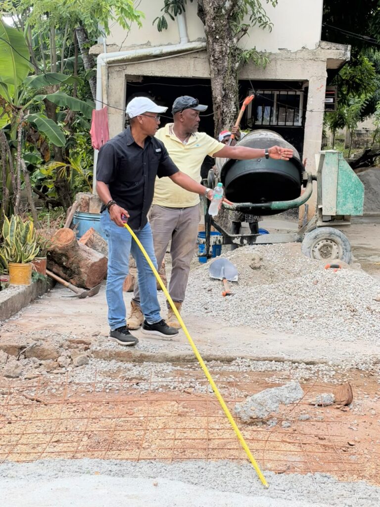 Gobierno impulsa construcción de callejones en Arroyo Barril, Samaná