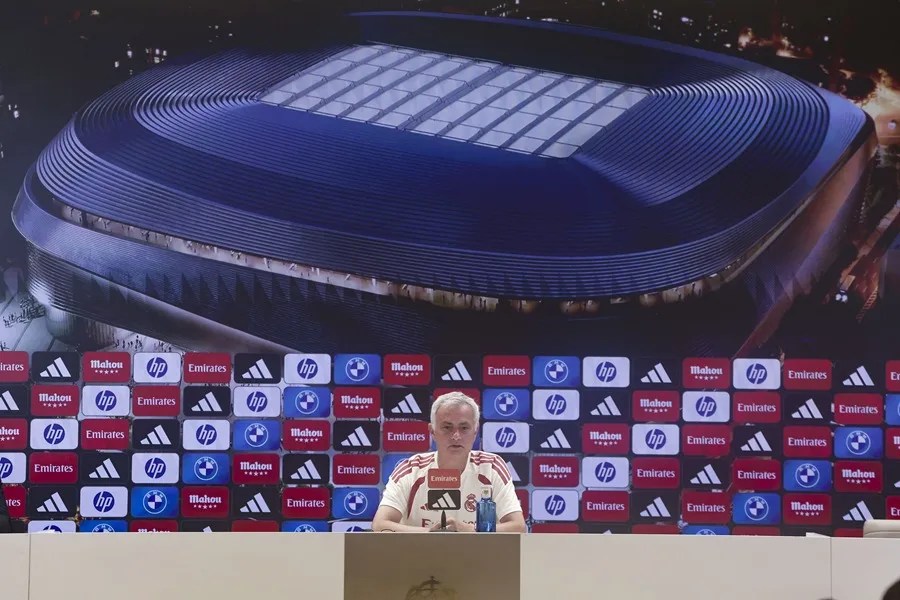 El entrenador del Real Madrid, José Mourinho durante la rueda de prensa tras el entrenamiento del equipo en Valdebebas