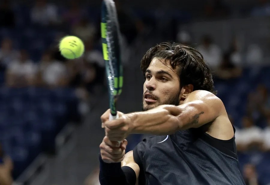 El español Carlos Alcaraz, durante el partido de cuartos de final del Abierto de Estados Unidos, contra el estadounidense Ben Shelton
