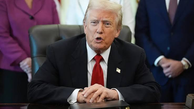Trump anuncia que repartirá millones de dólares en cheques a 20 millones de personas
