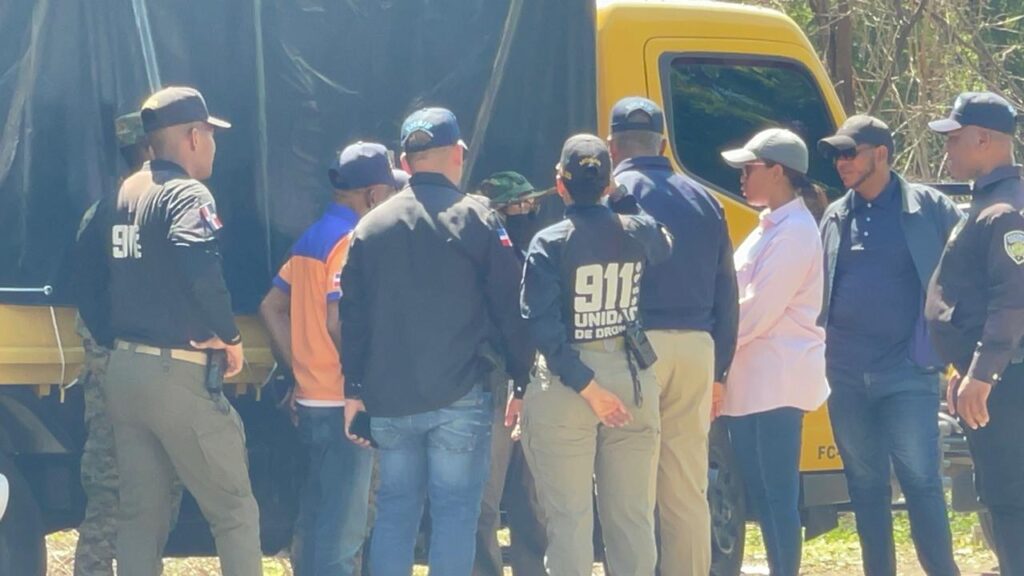 Magistrada Olga Diná llega a zona donde buscan a Yoneli Álvarez y se retira sin ofrecer declaraciones