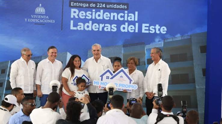 Abinader entrega 224 apartamentos de Laderas del Este en Guerra