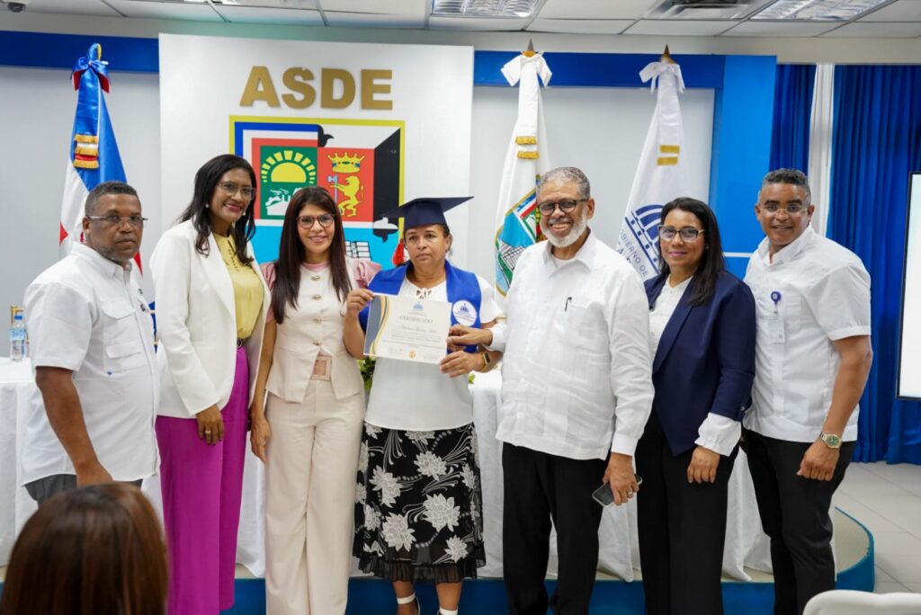 DGDC capacita a 47 residentes de Santo Domingo Este en elaboración de productos químicos