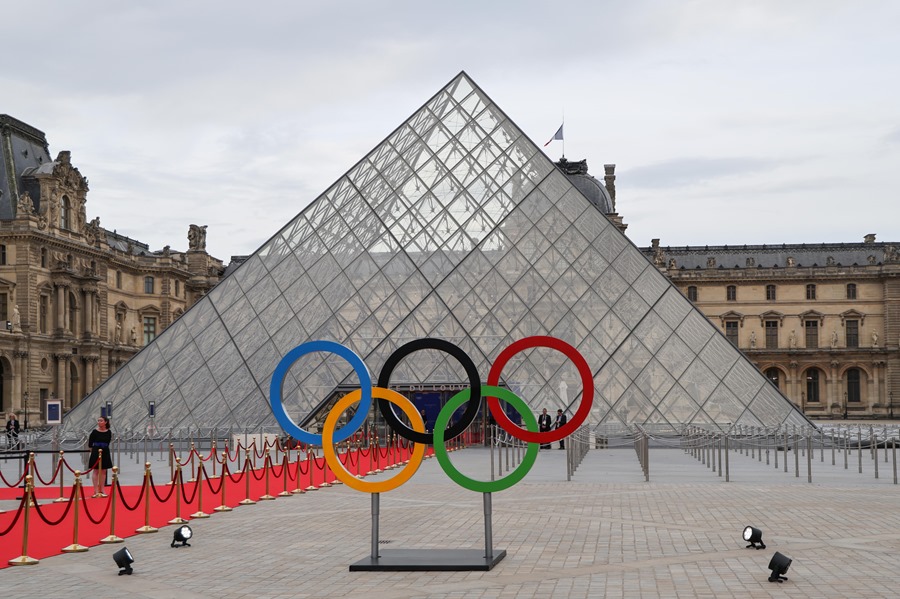 Vista de los aros olímpicos delante de la Piramide del Louvre, diseñados por el arquitecto chino-estadounidense Ieoh Ming Pei