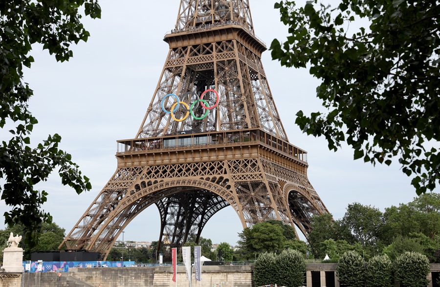 La Torre Eiffel de París, adornada con los aros olímpicos