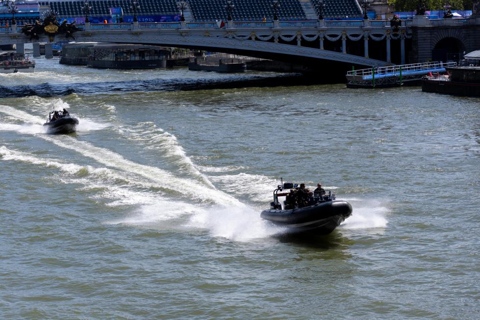 Barcos de la policía francesa patrullan el río Sena durante los Juegos Olímpicos de París