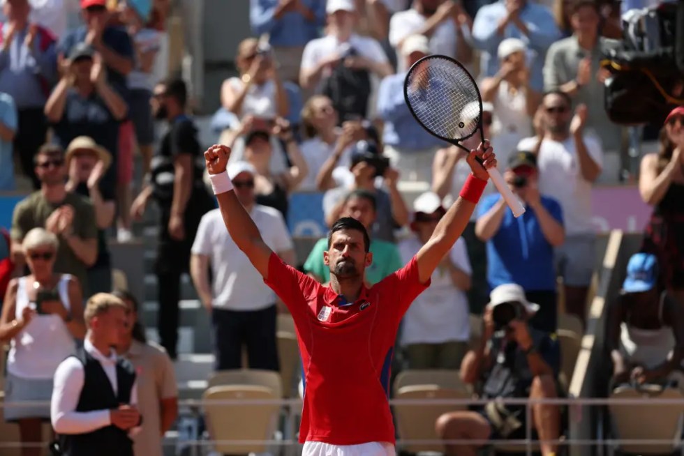 El tenista serbio Novak Djokovic celebra tras imponerse al español Rafa Nadal en los Juegos Olímpicos de París