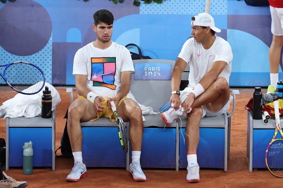 Los tenistas Rafa Nadal (d) y Carlos Alcaraz (i) en el entrenamiento de este viernes en la pista Phillipe Chatrier de Roland Garros