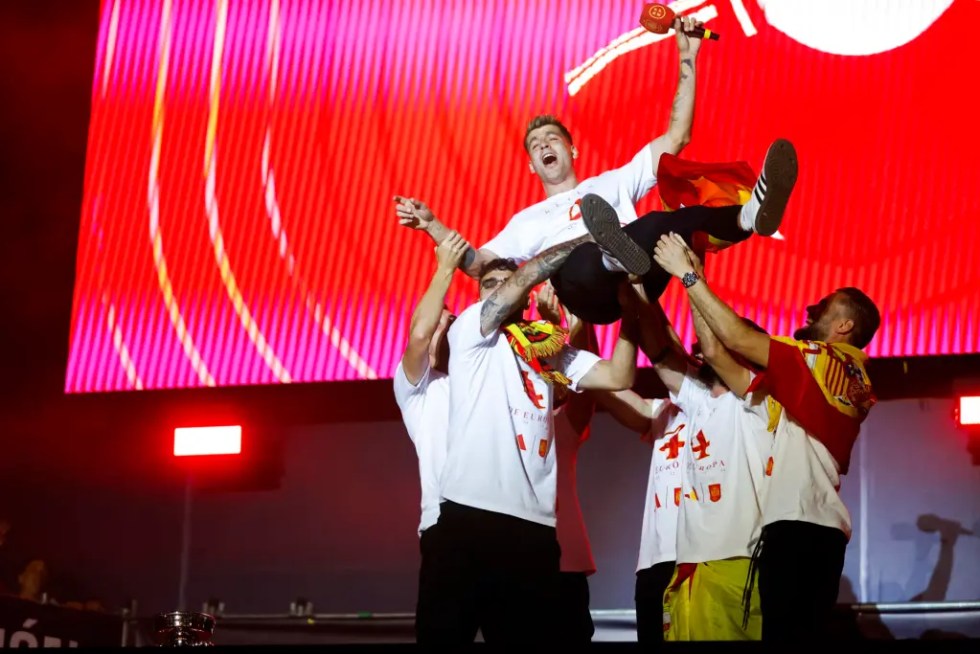 El jugador de la selección española, Álvaro Morata, manteado por sus compañeros durante la celebración en Cibeles del título de campeones de la Eurocopa conseguido tras vencer ayer en la final a Inglaterra disputada en el estadio Olímpico de Berlín.