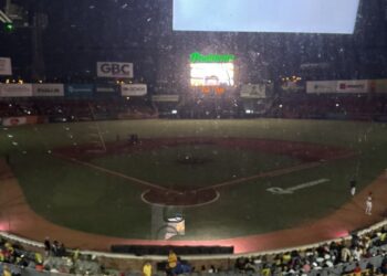 Apagón sorprende al Estadio Cibao durante partido del Escogido y Águilas
