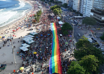 Miles de personas marchan en el Orgullo de Río de Janeiro en contra de la discriminación