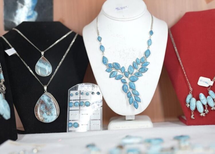 Gobierno celebrará acto por el Día Nacional del Larimar