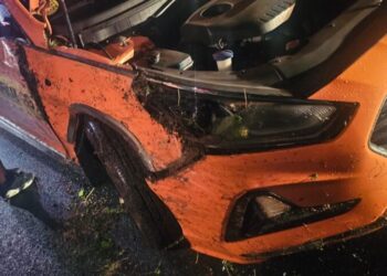 Conductor pierde el control y se desliza hacia una cuneta en Bayaguana