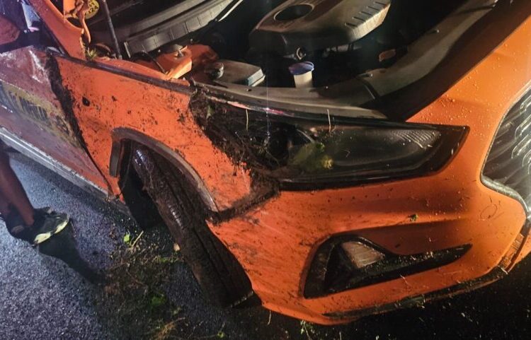 Conductor pierde el control y se desliza hacia una cuneta en Bayaguana