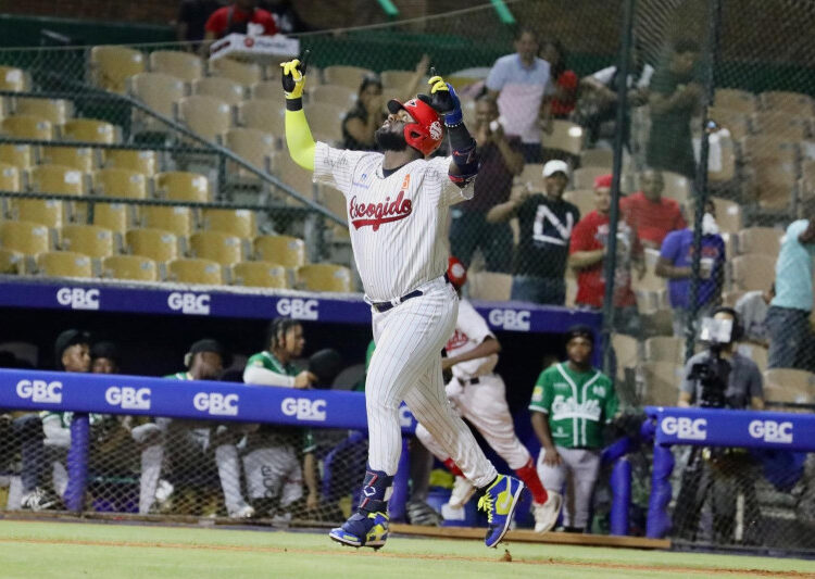 Franmil Reyes se integra a los Leones del Escogido