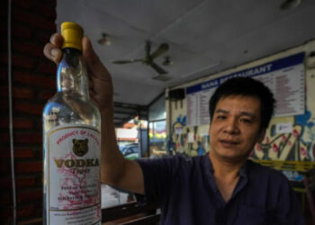 Laos prohíbe la venta de marca de alcohol local tras la muerte de 6 turistas intoxicados