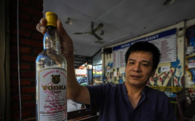 Laos prohíbe la venta de marca de alcohol local tras la muerte de 6 turistas intoxicados