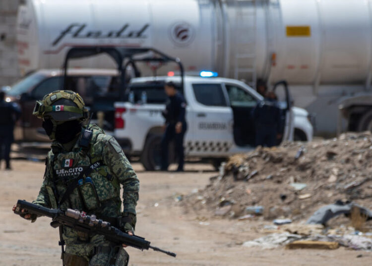 Encuentran el cuerpo de un policía baleado en México con un narcomensaje