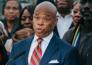 Nueva York reduce a 60.000 la población de inmigrantes en los albergues