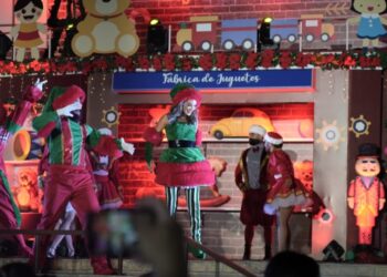 Abinader enciende luces de Villa Navidad en el Palacio de los Deportes