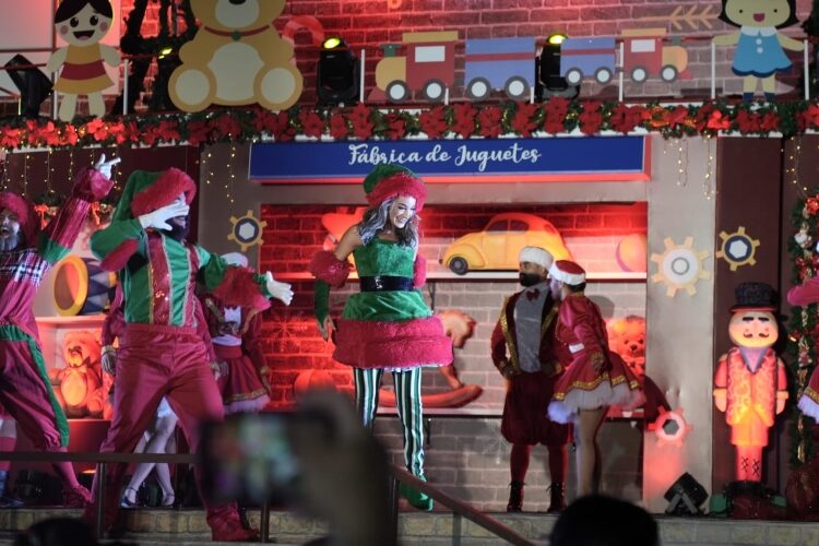 Abinader enciende luces de Villa Navidad en el Palacio de los Deportes