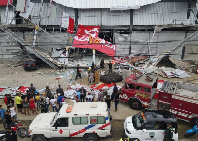 Sistema 911 coordina rescate tras derrumbe en local comercial de Santiago