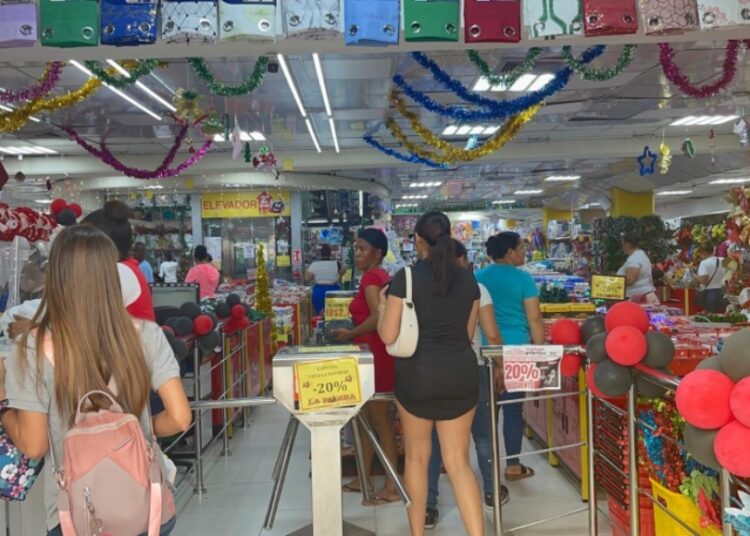 Poco movimiento en la primera del viernes negro en Santiago