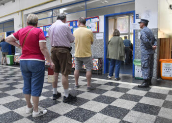 Más del 65 % de los uruguayos habilitados ya votaron en los comicios presidenciales