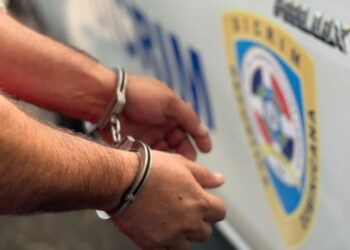 Detienen a hombre por posesión de sustancias controladas en SDN