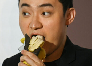 Empresario se comió “banana artística” que compro por US$ 6,2 millones