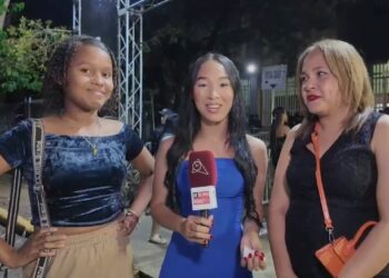 Madre e hija disfrutan del concierto de Luis Fonsi en el Pabellón de Voleibol