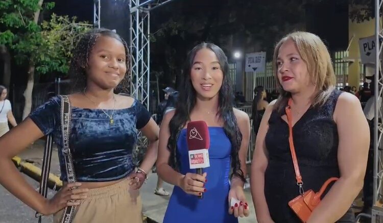 Madre e hija disfrutan del concierto de Luis Fonsi en el Pabellón de Voleibol