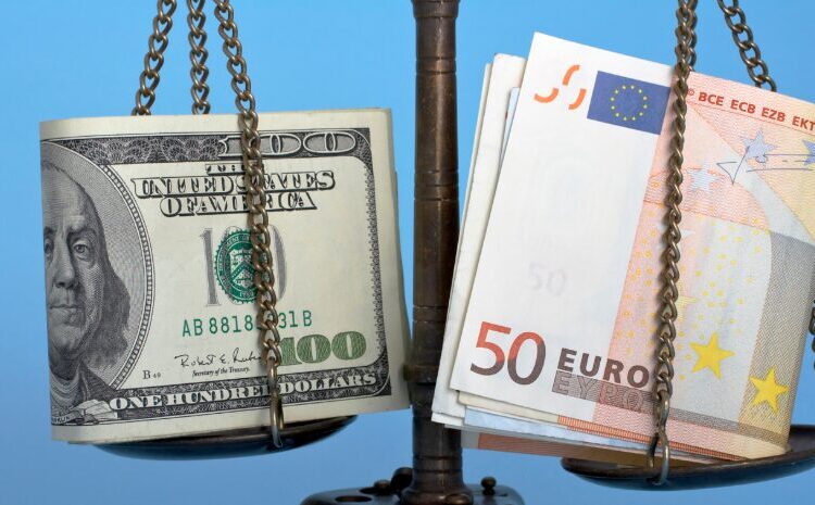 El euro cae a 1,0479 dólares a la espera de las actas de la Reserva Federal