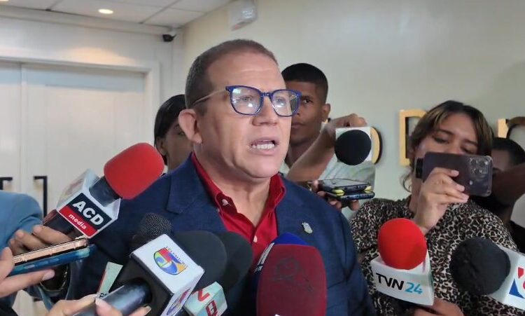 Opositores dicen «no hay avances» en 100 días de Gobierno del 2do mandato de Abinader