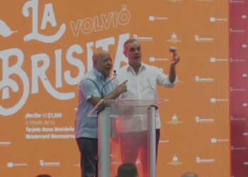 Luis Abinader: «En navidad hay que relajarse y olvidarse hasta de los colores de los partidos políticos»