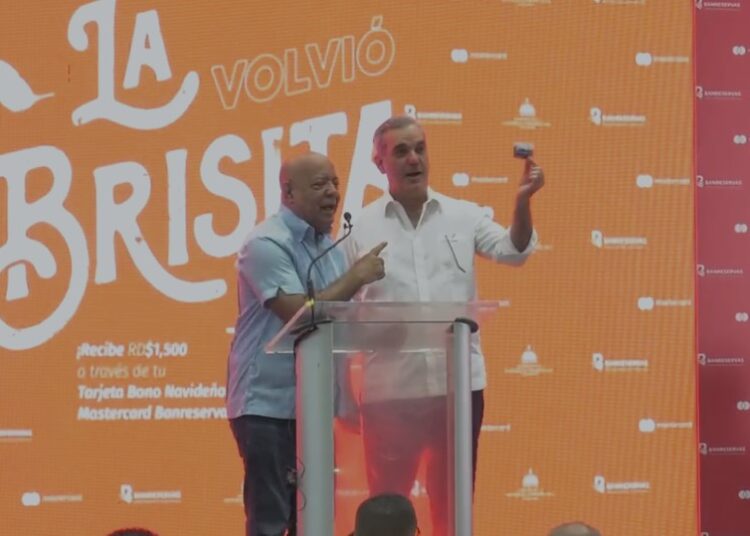 Luis Abinader: «En navidad hay que relajarse y olvidarse hasta de los colores de los partidos políticos»