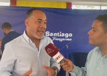 Martínez Brito resalta encanto de Santiago durante transmisión de Esto No es Radio