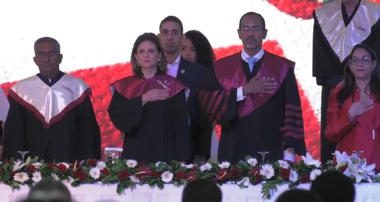 Vicepresidenta Raquel Peña encabeza graduación de 878 profesionales de la UFHEC