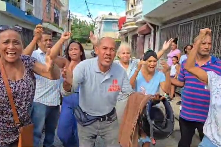 Con el grito al pecho están moradores de Villa Verde La Romana por Imbornal