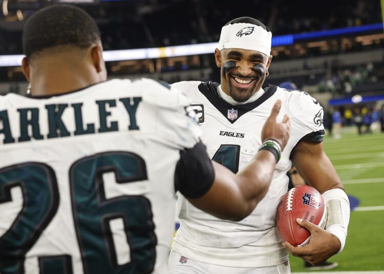 Eagles someten a los Rams en la NFL