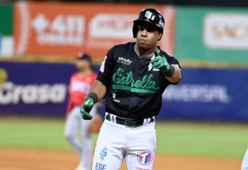 Jonrón de Valdez con bases llenas en el noveno da triunfo a Estrellas ante Gigantes