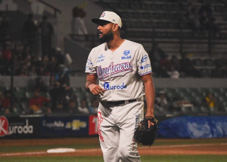 Panameño Enrique Burgos lanzará con el Escogido