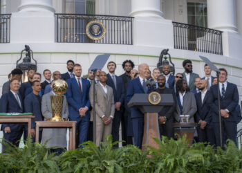 Biden recibe a los campeones Celtics en la Casa Blanca