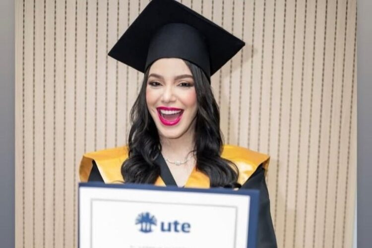 “Saluden a la politóloga” Hony Estrella se gradúa en Ciencias Políticas