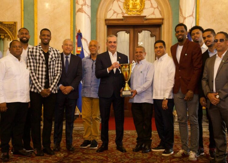 Presidente Abinader recibe al club Mauricio Báez, campeón del TBS del Distrito Nacional