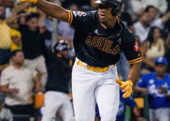 Eddys Leonard pega hit de oro y Águilas vuelven a vencer a Licey