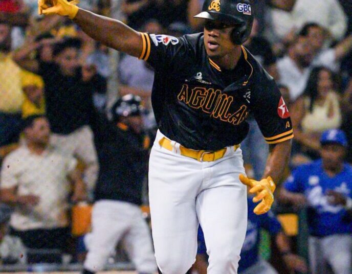 Eddys Leonard pega hit de oro y Águilas vuelven a vencer a Licey