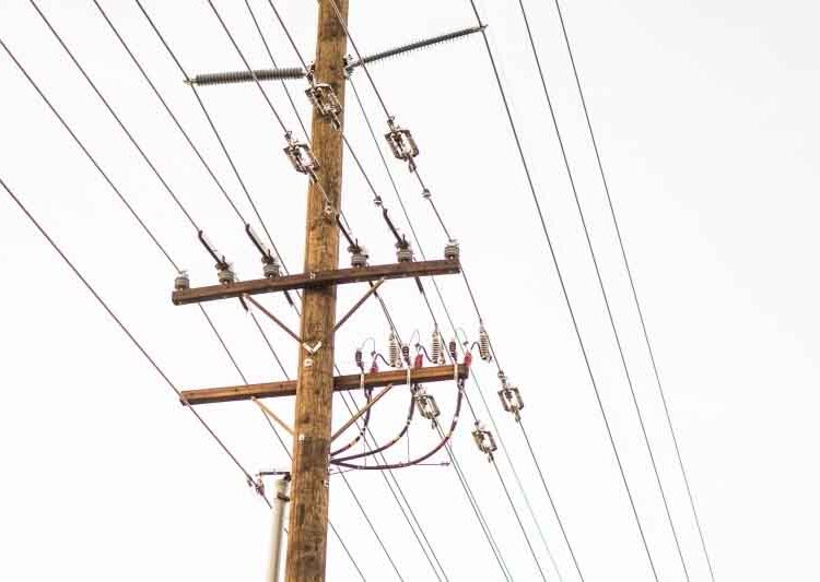 Joven resulta herido debido a el colapso de un poste eléctrico en Villa Magante