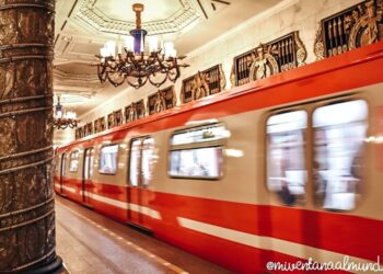 Una mujer da a luz en el Día de la Madre en el metro de San Petersburgo